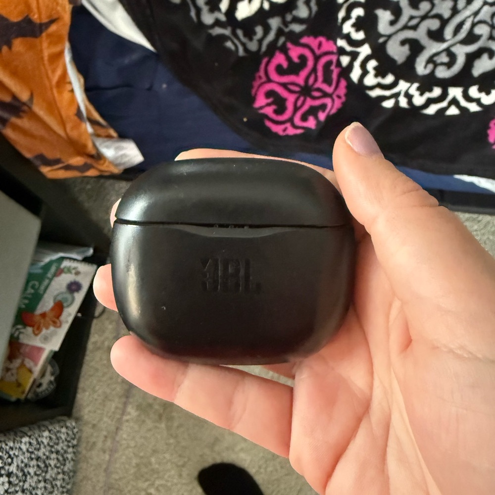 JBL Black Earbuds Charging Case